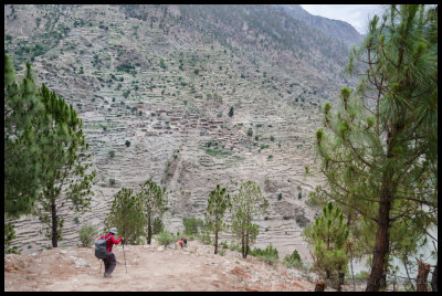 Steep descent to camp by the Mugu Karnali Nadi