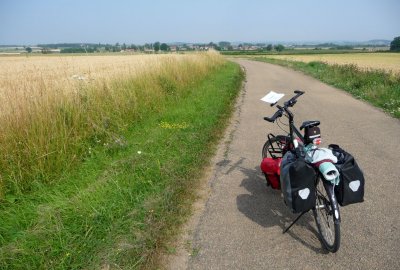 Savigny-en-Terre-Plaine, entre Avallon et Semur-en-Auxois, on quitte le relief du Morvan.