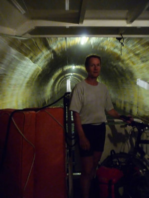 Pouilly-en-Auxois, dans le tunnel  bateaux, mon matre pose  ct de moi.