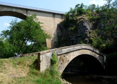 Ponts  Pierre-Perthuis, l'ancien et le nouveau.