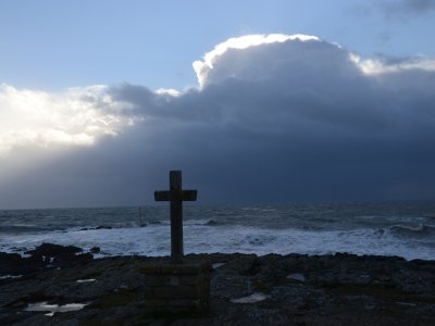 une croix au bord de la mer