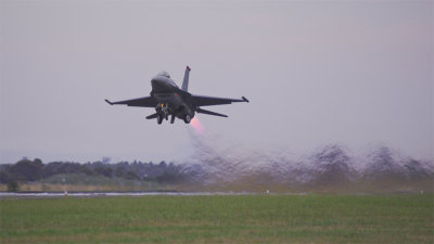 A USAF F-16 takes to the air.jpg