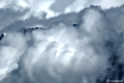 Il gruppo dell'Adamello avvolto dalle nuvole 