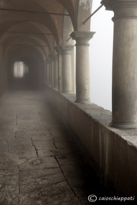 La chiesa di S.Maria Maggiore nella nebbia 