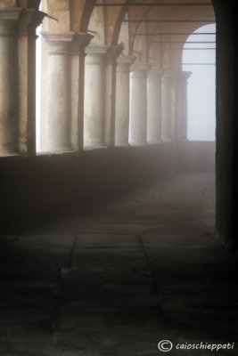 La chiesa di S.Maria Maggiore nella nebbia 