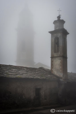La chiesa di S.Maria Maggiore nella nebbia 