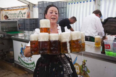 Beer Lass 9812.jpg