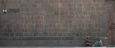 Cusco women by the basilica