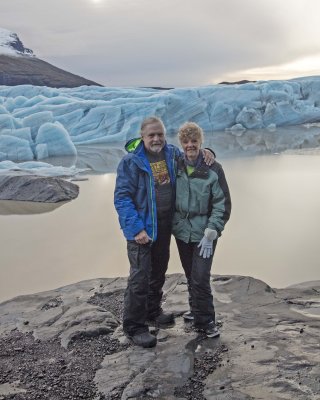 2N9A1911 Nada Tom at Svinafellsjokull.jpg