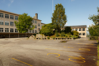 Skoleplassen på Håstein skole 2883.JPG