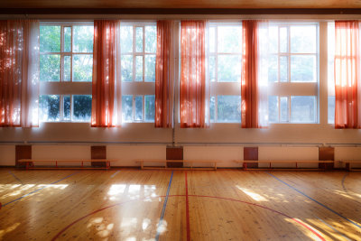 Gymsal 2 med gardiner på Håstein skole 2930.JPG