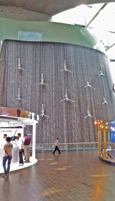 Dubai Mall - Wall of Water with Silver Divers