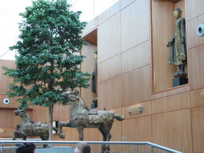 0036 Atrium statues