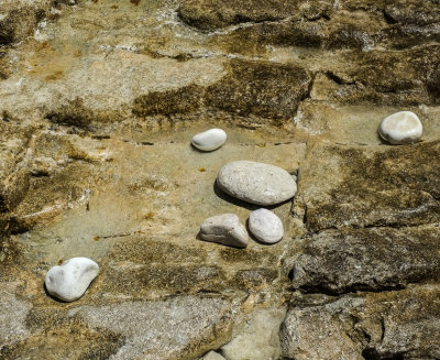  Pebbles_ on_ rock 
