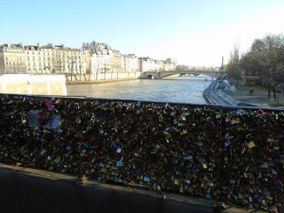 <a target=_blank href=http://www.parischerie.com/4384/lovers-bridge-over-the-seine-river/>lovers bridge</a>