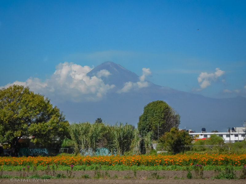 The Popocatépetl volcano, about 18,000 ft tall, behind the church.
