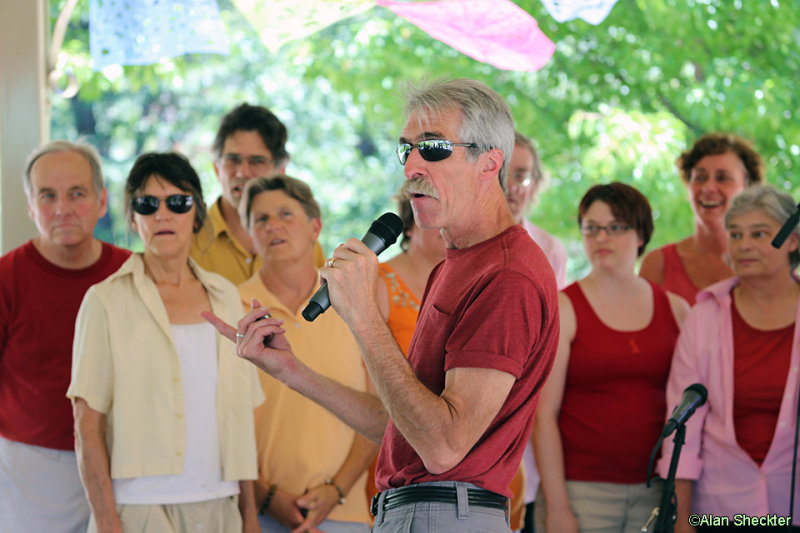Warren Haskell introduces the Doin It Justice Chorus