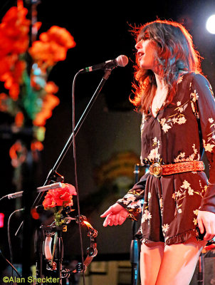 Nicki Bluhm 