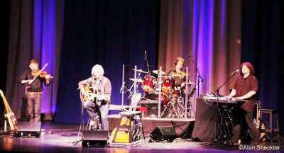 Arlo Guthrie and the band: Abe Guthrie on keyboards, Bobby Sweet on guitar, and drummer Terry A La Berry