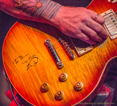 Les Paul-signed guitar, played by Devon Allman