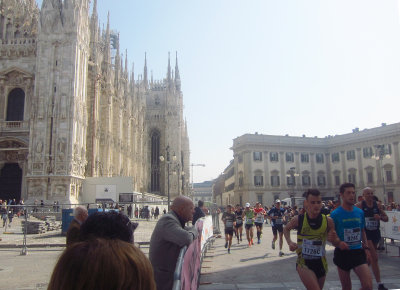 Marathoners pass the Duomo and Palazzo