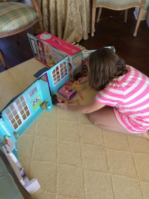 e played with this barbie house everyday