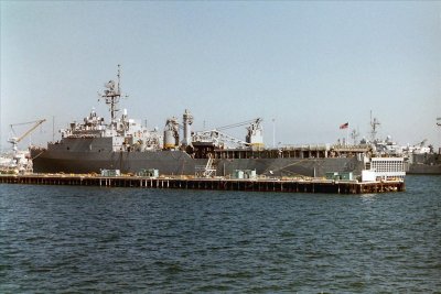 USS FORT FISHER LSD-40.jpg