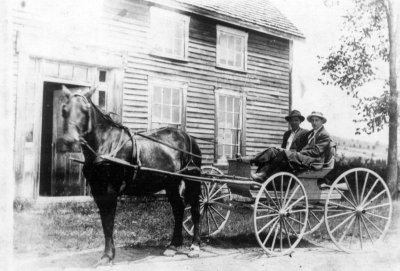 voiture avec cheval et 2 hommes.jpg