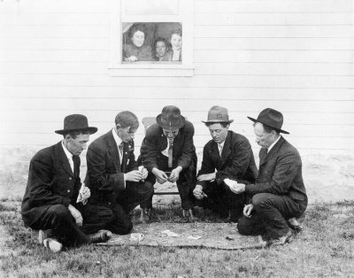 Hommes jouant aux cartes.jpg