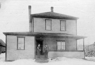 Couple devant une maison.jpg