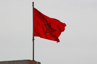 MOROCCAN FLAG . THE KHNIFISS LAGOON . WESTERN SAHARA . 4 / 3 / 2010