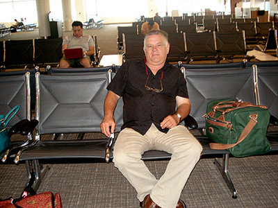 ME INSIDE PALM SPRINGS AIRPORT . CALIFORNIA . 30 / 7 / 2009 