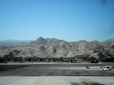 VIEW OF THE MOUNTAINS FROM PALM SPRINGS AIRPORT . CALIFORNIA . 30 / 7 / 2009 