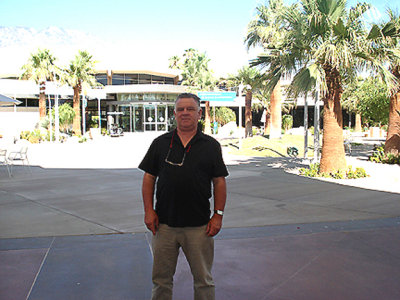 OUTSIDE OF PALM SPRINGS AIRPORT . CALIFORNIA . 30 / 7 / 2009 