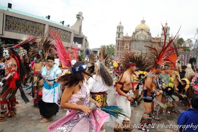 Basilica_Dancerando_Azteca_08nov2015_1303 [800x600 wmg12].JPG