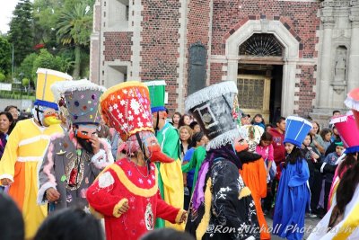 Basilica_Dancerando_Azteca_08nov2015_1500a [800x600 wmg12].JPG