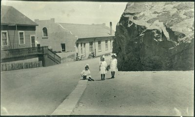Girls near PX 1910c.jpg