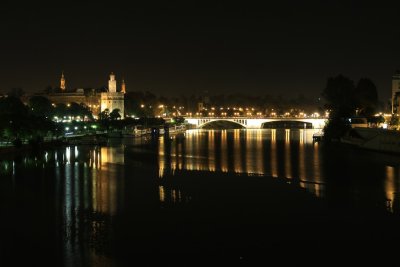 Torre del Oro junto al Rio Guadalquivir