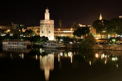 Torre del Oro junto al Rio Guadalquivir