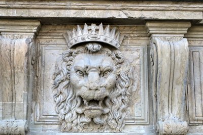Firenze. Lions at Palazzo Pitti