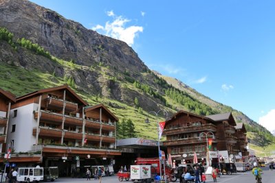 Zermatt. Bahnhofplatz