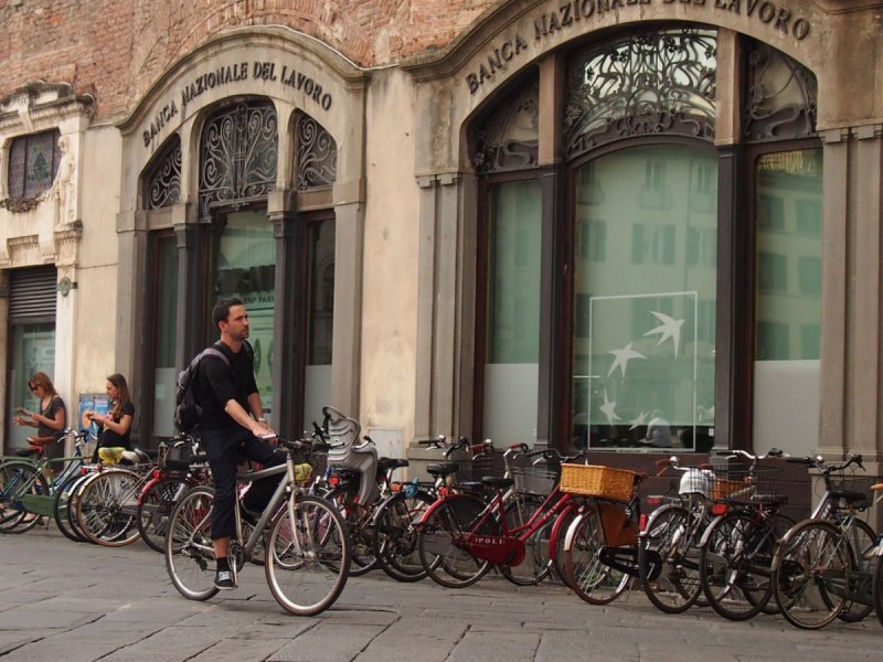 un ciclista en Lucca