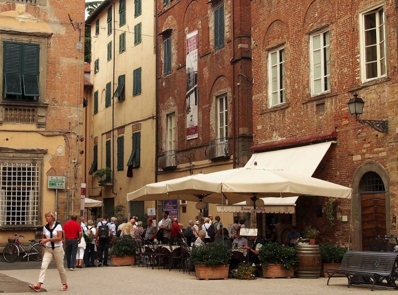 una piccola piazza a Lucca