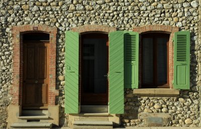 une maison construite en galets