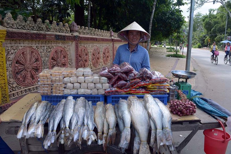 Seller in front of Wathsrytecho Mahatup Khmer Pagoda (Cha Doi) - Soc Trang - 7218