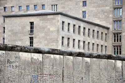 Berlin Wall and Detlev-Rohwedder-Haus, Federal Ministry of  Finance - 7427