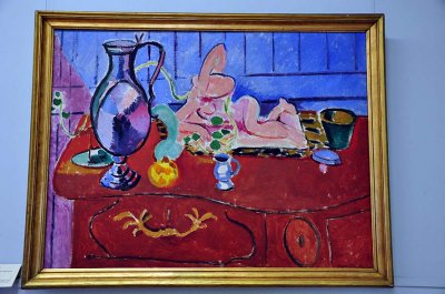 Henri Matisse - Pink statuette and pitcher on a red chest of drawuers (1910) - 0859