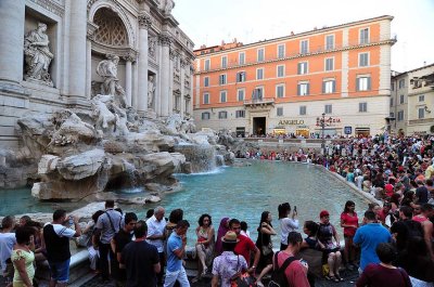 Permanent crowd in front of Trevi Fountain - 2174
