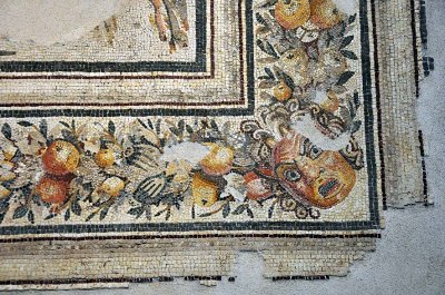 Mosaico pavimentale con paesaggio entro fascia con ghirlande - Priverno (fine del II-I sec. a.C.) - 4070