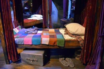 Ron's bed in Gryffindor dormitory - 1653